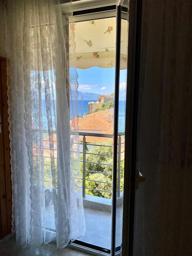 Blu Blu Apartment With Castle View Koróni Exterior foto